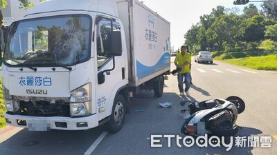 男騎車左轉遭後方小貨車猛撞　當場噴飛倒地身亡