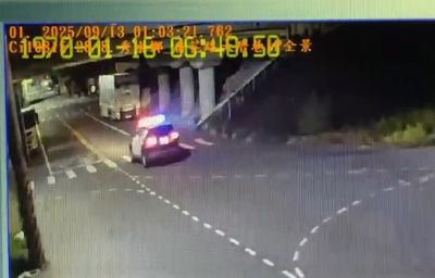 國1聯結車翻覆！火球炸裂噴飛　高架橋下警車差3秒就被炸爛