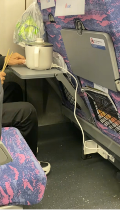 乘客在高铁上用电煮锅 12306回应:可携带但禁用