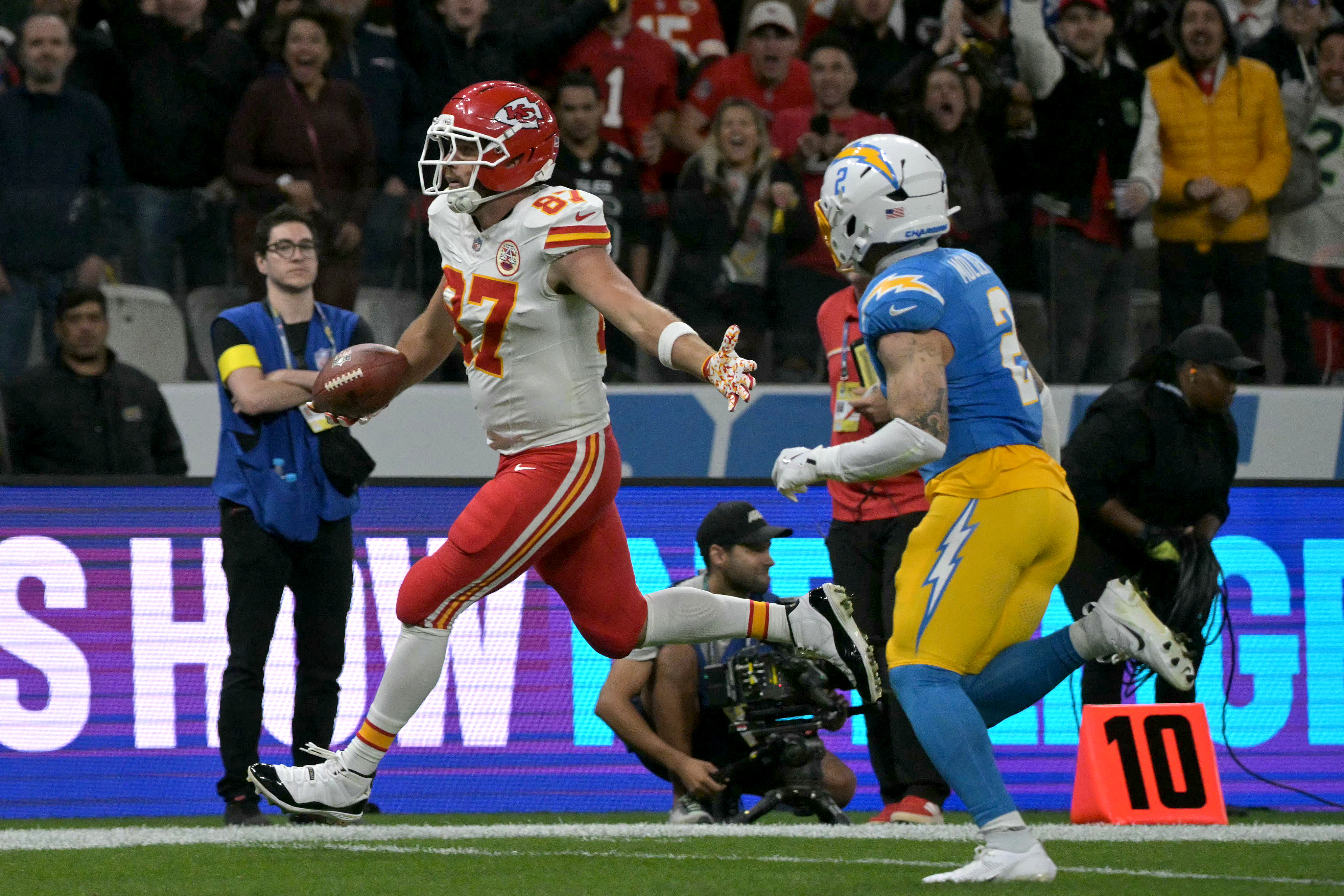 Kansas City Chiefs' tight end #87 Travis Kelce celebrates during the NFL game between the Kansas City Chiefs and Los Angeles Chargers at the Neo Quimica Arena Stadium in Sao Paulo, Brazil, on September 5, 2025. (Photo by NELSON ALMEIDA / AFP) (Photo by NELSON ALMEIDA/AFP via Getty Images)