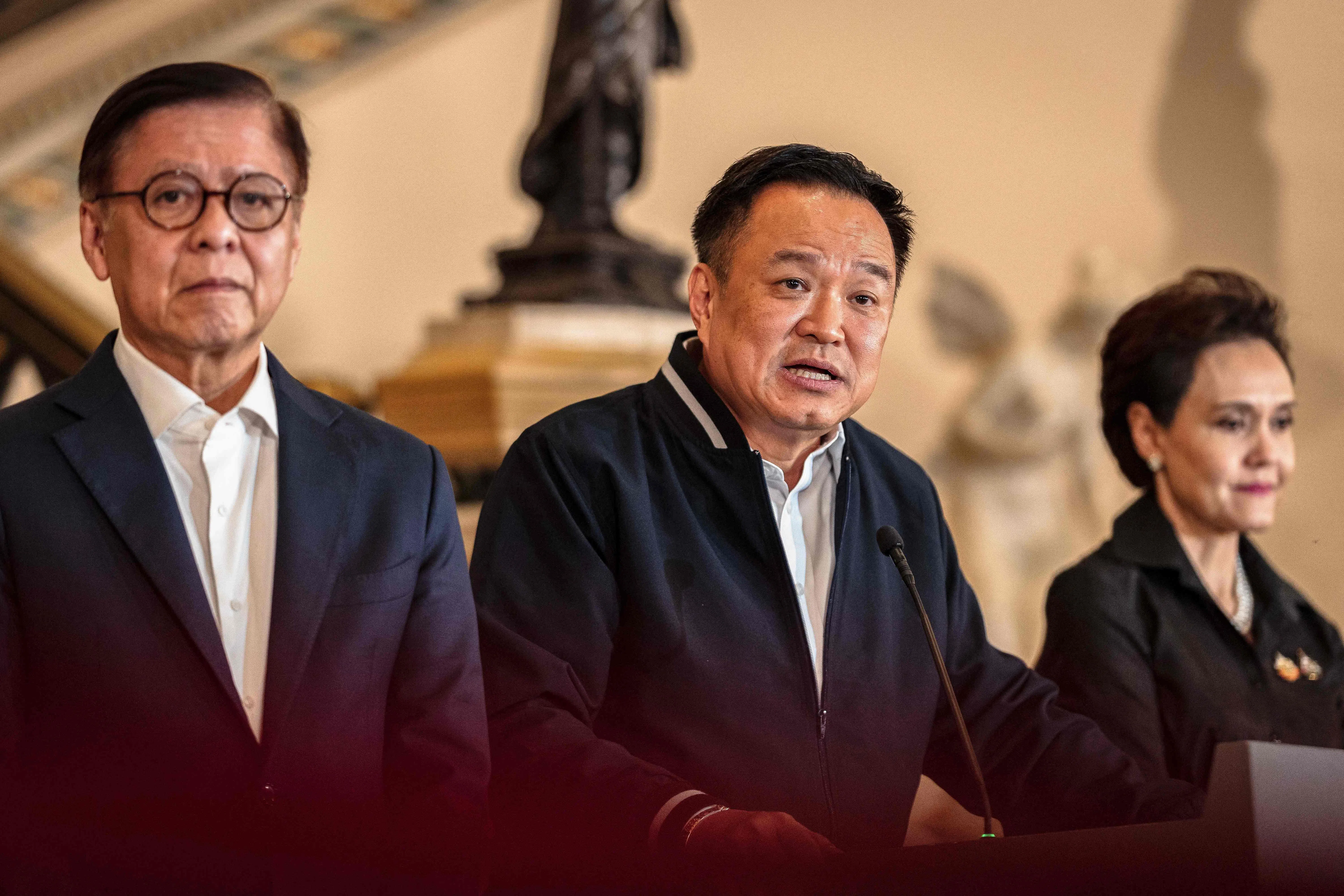 阿努廷（中）与特朗普（不在图中）通话后举行新闻发布会说，他请特朗普告诉柬埔寨，停止对泰国的敌对行动，撤军并清除所有地雷。（法新社）