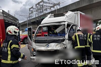 三寶聯結車亂轉彎！小貨車閃不過猛撞　駕駛左膝骨折卡車內