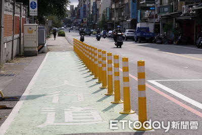 人行道騎車被抓　騎士怨警「瞧不起你們是有原因的」再加一罪