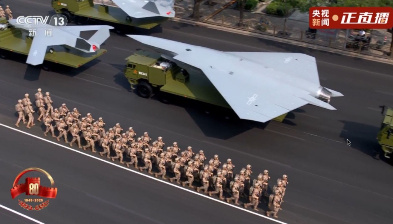 中国制空无人机（后）的体型比无人僚机（前）的体型大得多