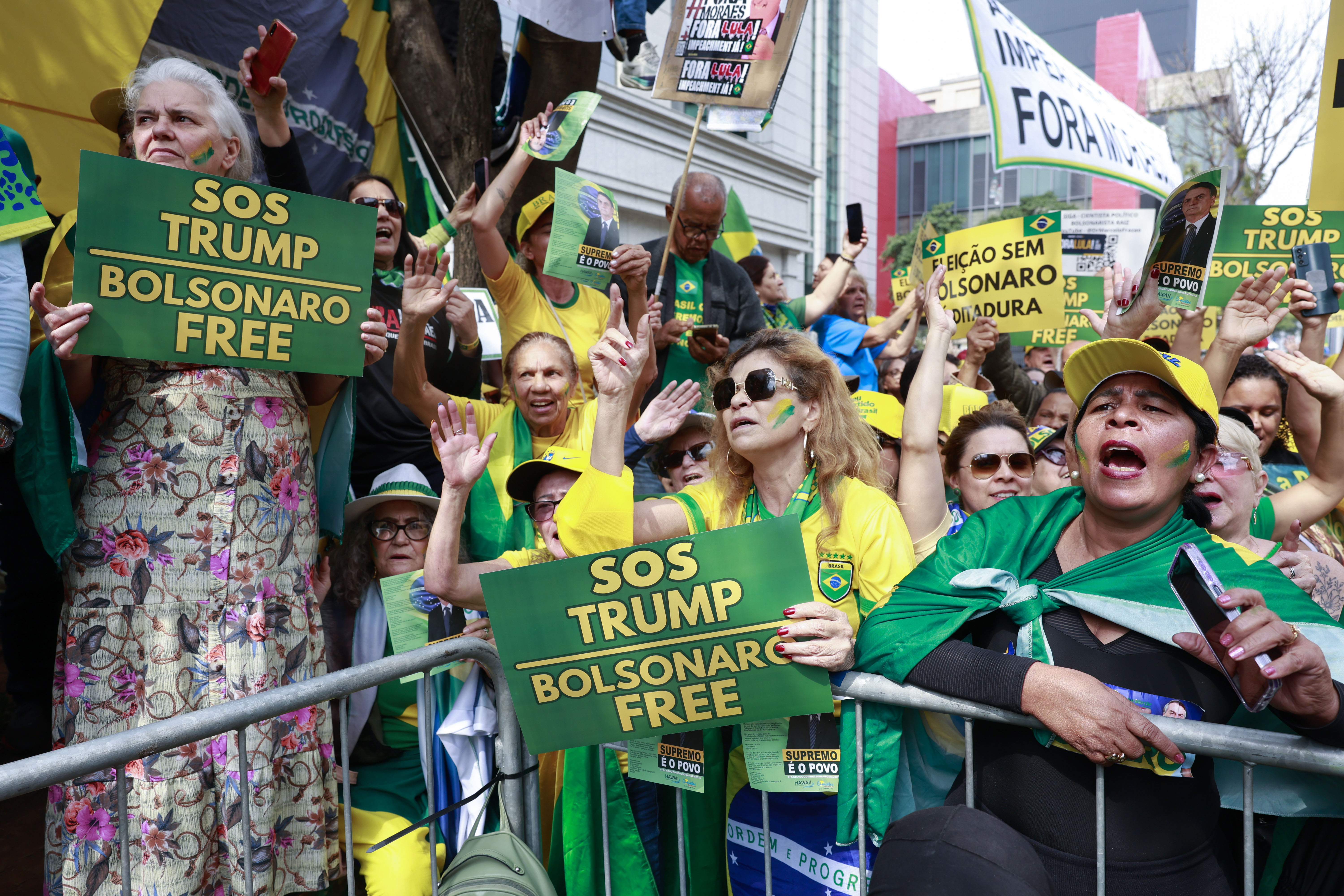 epa12361028 Supporters of former Brazilian President Jair Bolsonaro carry signs and flags during a demonstration in the city of Sao Paulo, Brazil, 07 September 2025. Hundreds of supporters of former President Jair Bolsonaro gathered in several Brazilian cities to protest against the Supreme Court for trying him for coup plotting and to support US President Donald Trump's sanctions against Brazil. EPA/Sebastiao Moreira