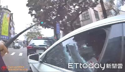 通緝才1天就被攔！賓士男拒檢「倒退撞機車」跑了　警全面追緝