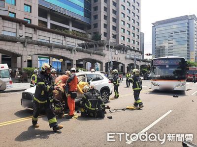 快訊／板橋火車站北2門車禍！公車多元計程車相撞　3人送醫