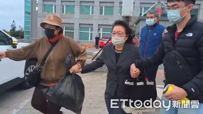 澎湖縣長陳光復重摔！妻子陪同送高雄治療　救護車前往機場畫面曝