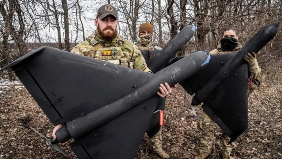 新型&ldquo;天竺葵-5&rdquo;机长约6米，翼展可达5.5米，携带90公斤弹头，据称射程接近1000公里。