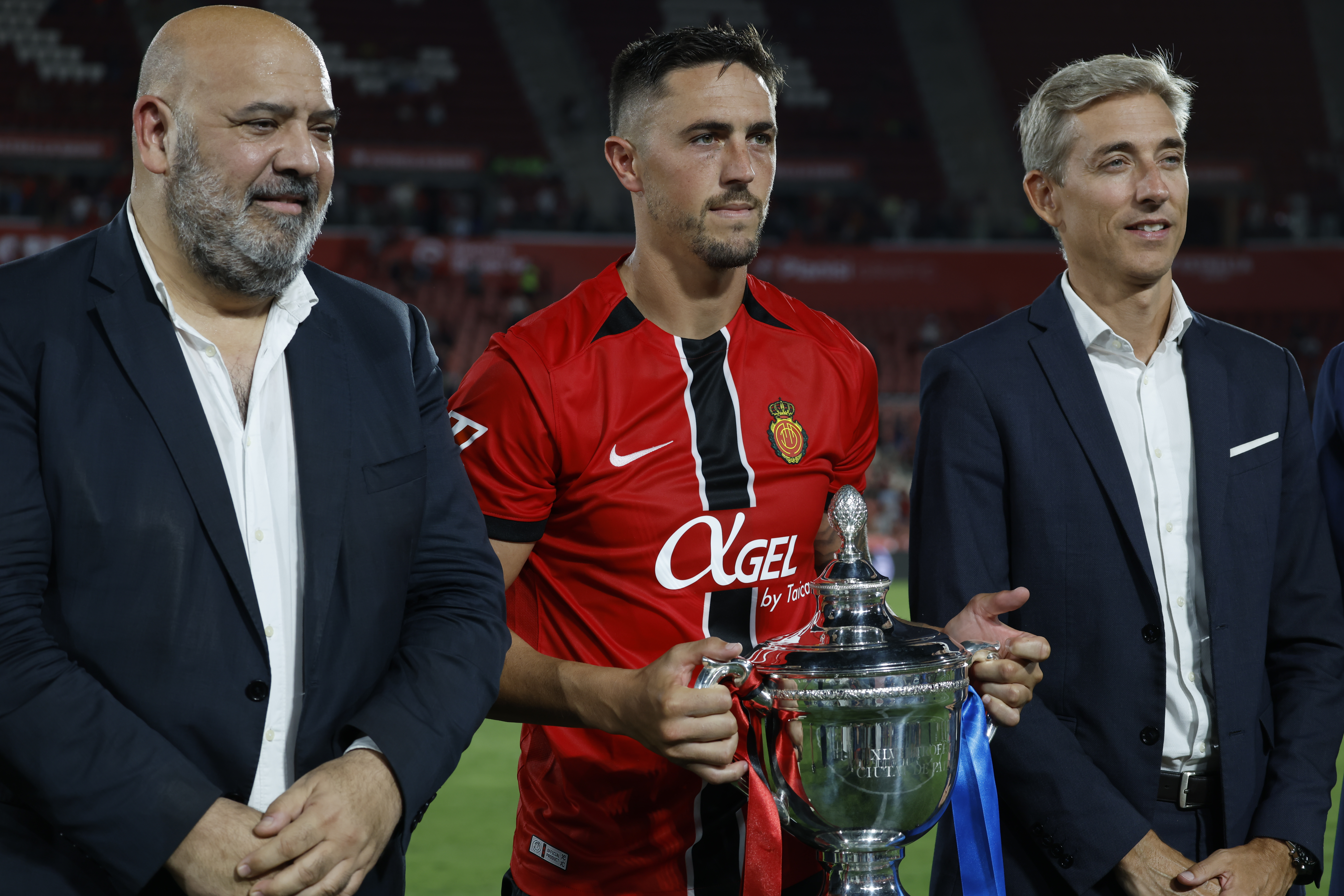 epa12291859 Mallorca&acute;s Antonio Raillo (C) poses with the trophy after the Palma Trophy soccer match between RCD Mallorca and Hamburger SV in Palma de Mallorca, Balearics, 09 August 2025. EPA/CATI CLADERA