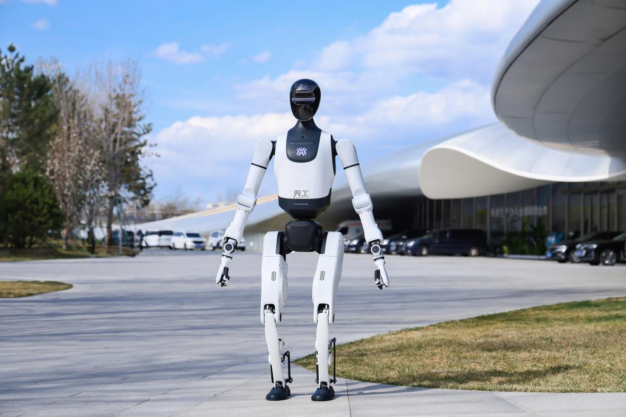 天工机器人:人形机器人即将实现小批量量产,未来售价可与入门轿车相当