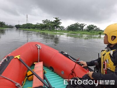 高屏溪暴漲！男駕車除草受困　消防出動橡皮艇救出