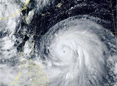 樺加沙颱風眼現身「周一升級強颱」　巨大暴風圈掃過南部