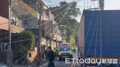 三峽貨櫃車扯倒電桿！砸傷女騎士送醫　「790戶停電」台電搶修中