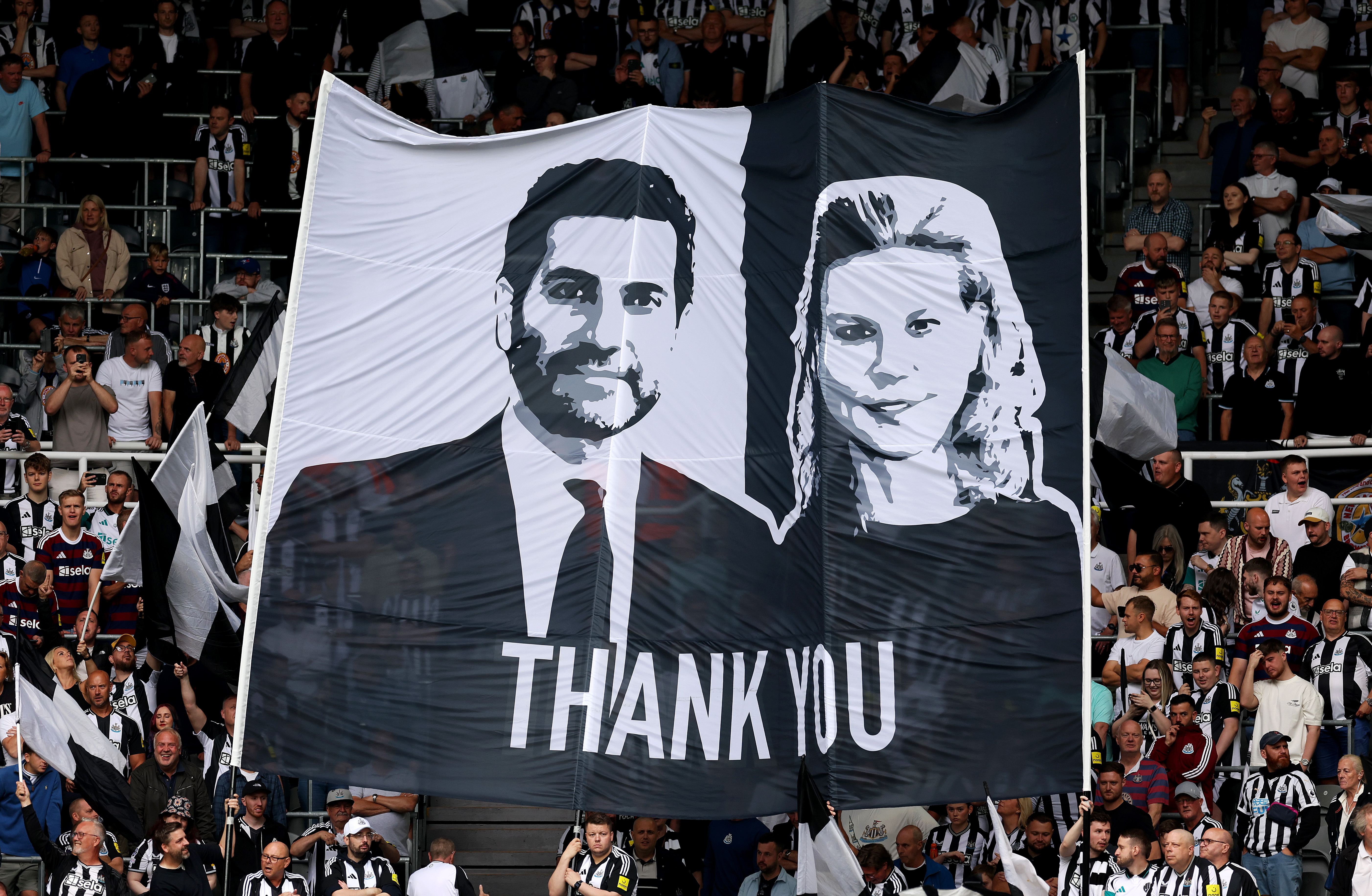 NEWCASTLE UPON TYNE, ENGLAND - AUGUST 17: Fans of Newcastle United show their thanks to co-owners Mehrdad Ghodoussi and Amanda Staveley with a flag prior to the Premier League match between Newcastle United FC and Southampton FC at St James' Park on August 17, 2024 in Newcastle upon Tyne, England. (Photo by Ian MacNicol/Getty Images)