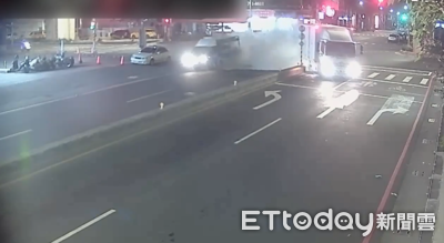 高雄鳳山大貨車疑闖紅燈！小貨車攔腰撞上　現場冒大量煙塵