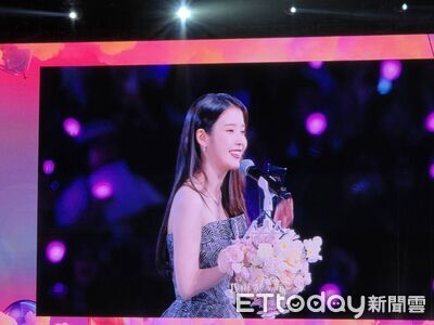 IU甜美公主造型降臨高雄　Ｖ字鑽鍊勾勒優美肩頸弧度