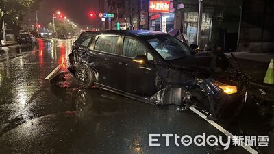 基隆男「內側打滑噴外側」！連撞3偵防車　車輪噴飛路中慘況曝光