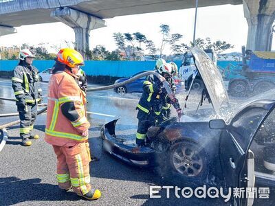 快訊／國3北上50K內側車道火燒車！消防急衝現場　後方回堵