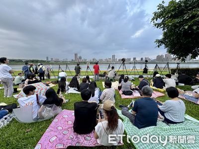 大稻埕夏日節首日沒下大雨！民眾2點到卡位等煙火　現場人潮曝光