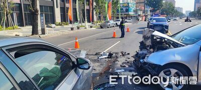 駕駛不適釀禍！自小客衝對向「連撞2車」零件噴滿地　車頭爛毀