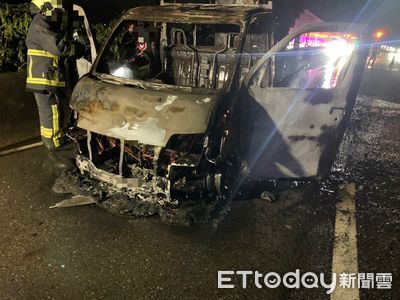 國道1號苗栗段「小貨車起火」　男開一半竄煙嚇壞！車子燒成廢鐵