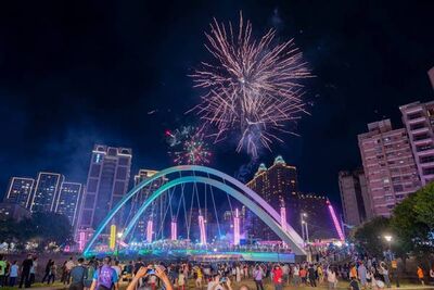 桃園景福宮慶讚中元　水燈排遶境、放水燈超吸睛