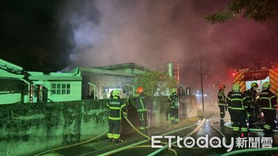 花蓮鐵皮工廠火警！疑鋰電池充電釀禍　屋主「聞塑膠味」驚見起火