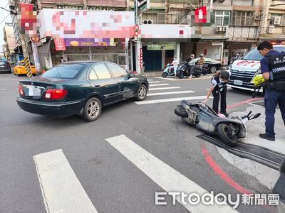 高雄91歲翁駕車「搶快闖燈」擊落女騎士　雞腿換駕照畫面曝