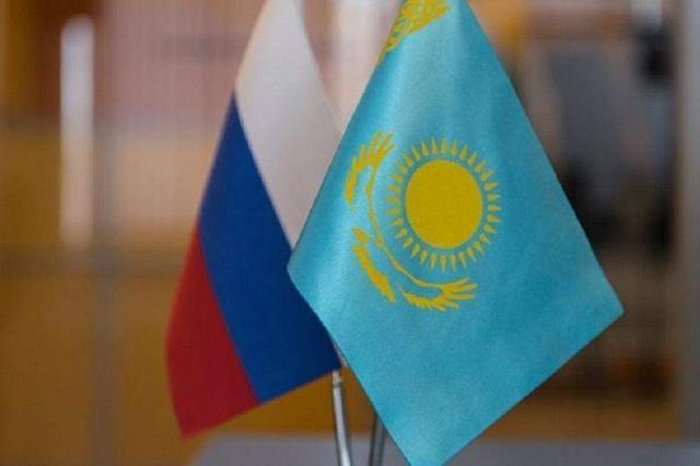 （俄罗斯国旗和哈萨克斯坦国旗）