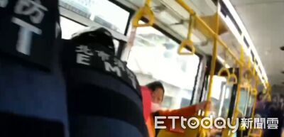 北市女搭公車亮刀！司機第一時間衝上前制止　女乘客感恩：很偉大