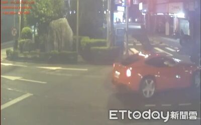 法拉利F12對決Honda重機！騎士遭撞飛坐地茫然　驚人維修價曝