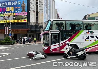 紅燈還闖！高雄25歲女騎士煞不住撞左轉遊覽車　摔車畫面曝