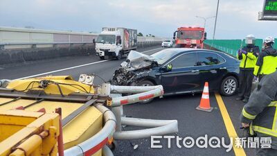 國5緩撞車挨撞！轎車駕駛開啟自駕輔助沒注意　車頭爛毀