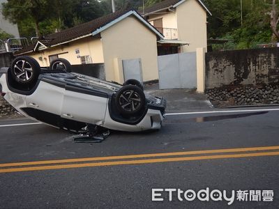 快訊／東勢轎車擦撞民宅路緣翻覆　駕駛多處擦挫傷送醫