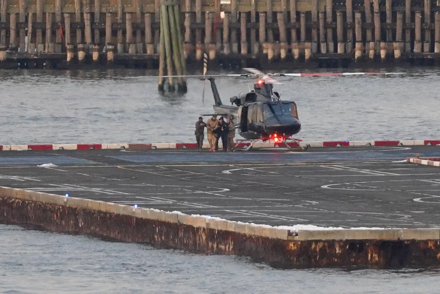 1月5日，被捕的委内瑞拉前总统马杜罗抵达曼哈顿下城直升机场，前往位于纽约市的丹尼尔&middot;帕特里克曼哈顿美国联邦法院出庭。（路透社）