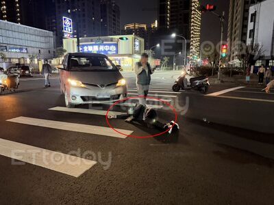 獨／高雄行人帝王條款破功！左轉撞人還炸街　救護員連喊關音響