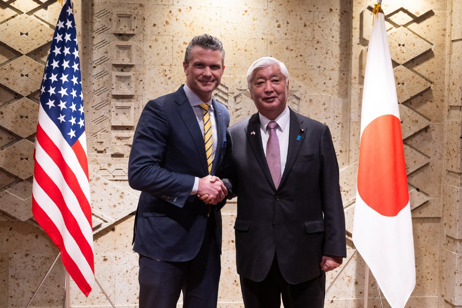 日本防相中谷元会见美国防长赫格塞思日本政府