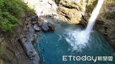 最新搜救畫面曝！19歲男大生「古坑樟湖吊橋」戲水失蹤　衣物留岸邊