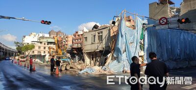 快訊／新北最大「大陳都更」圍籬倒塌　女騎士路過慘遭壓傷送醫