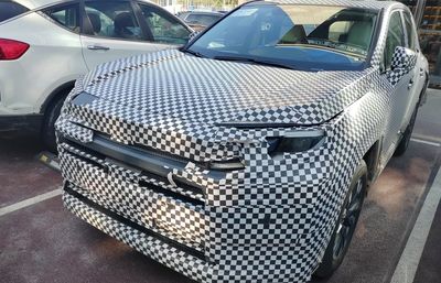 「第6代TOYOTA RAV4」大陸再曝光！入門搭2.0升汽油、另有2.0升油電