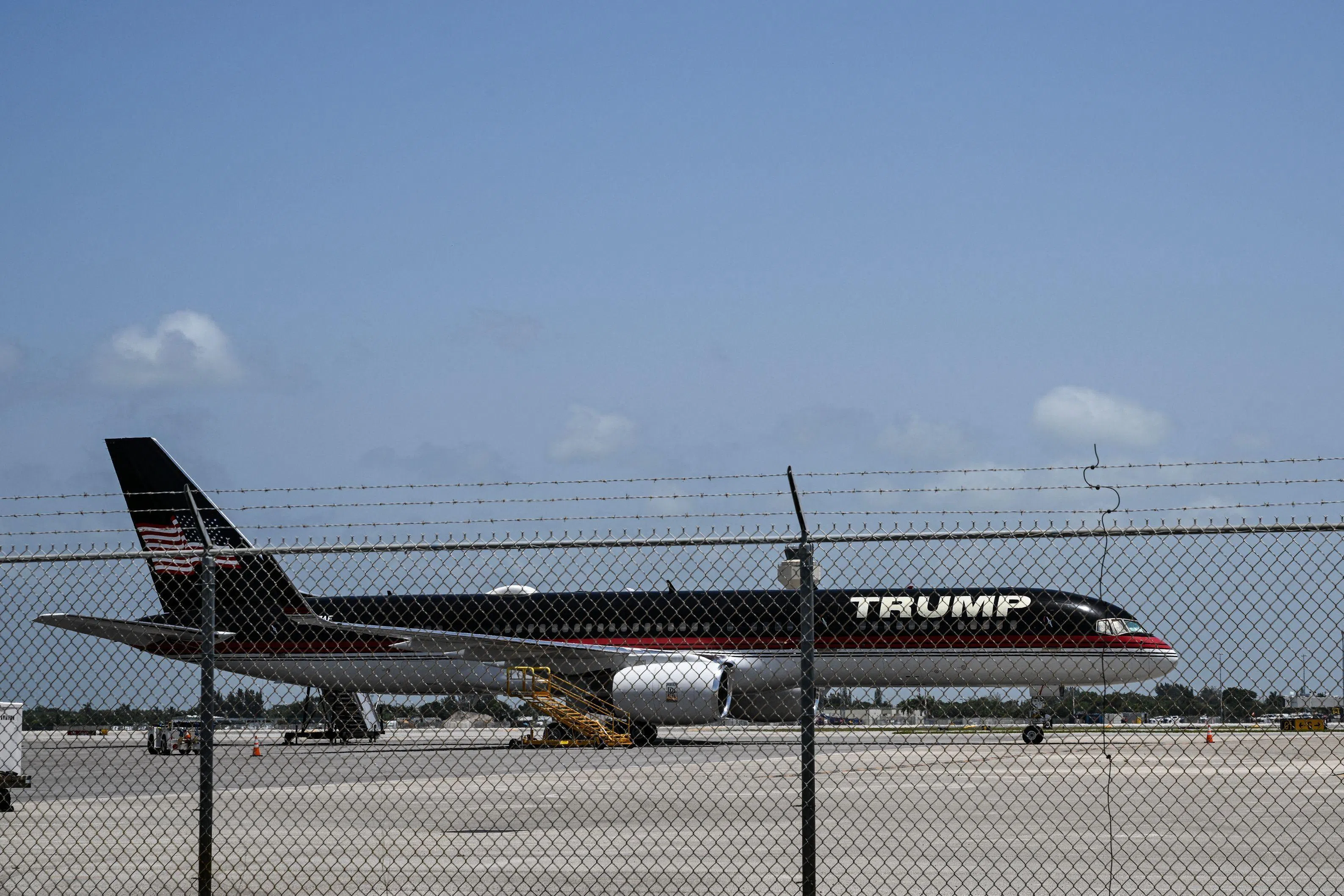 埃里克搭乘的家族私人飞机&ldquo;特朗普一号&rdquo;（Trump Force One），成为首架在&ldquo;特朗普国际机场&rdquo;降陆的飞机。（法新社）