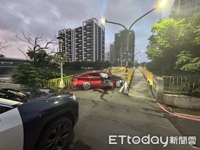 高雄男拒檢亡命飛車！上橋撞燈桿搜出「喪屍菸彈」　2男狼狽被逮