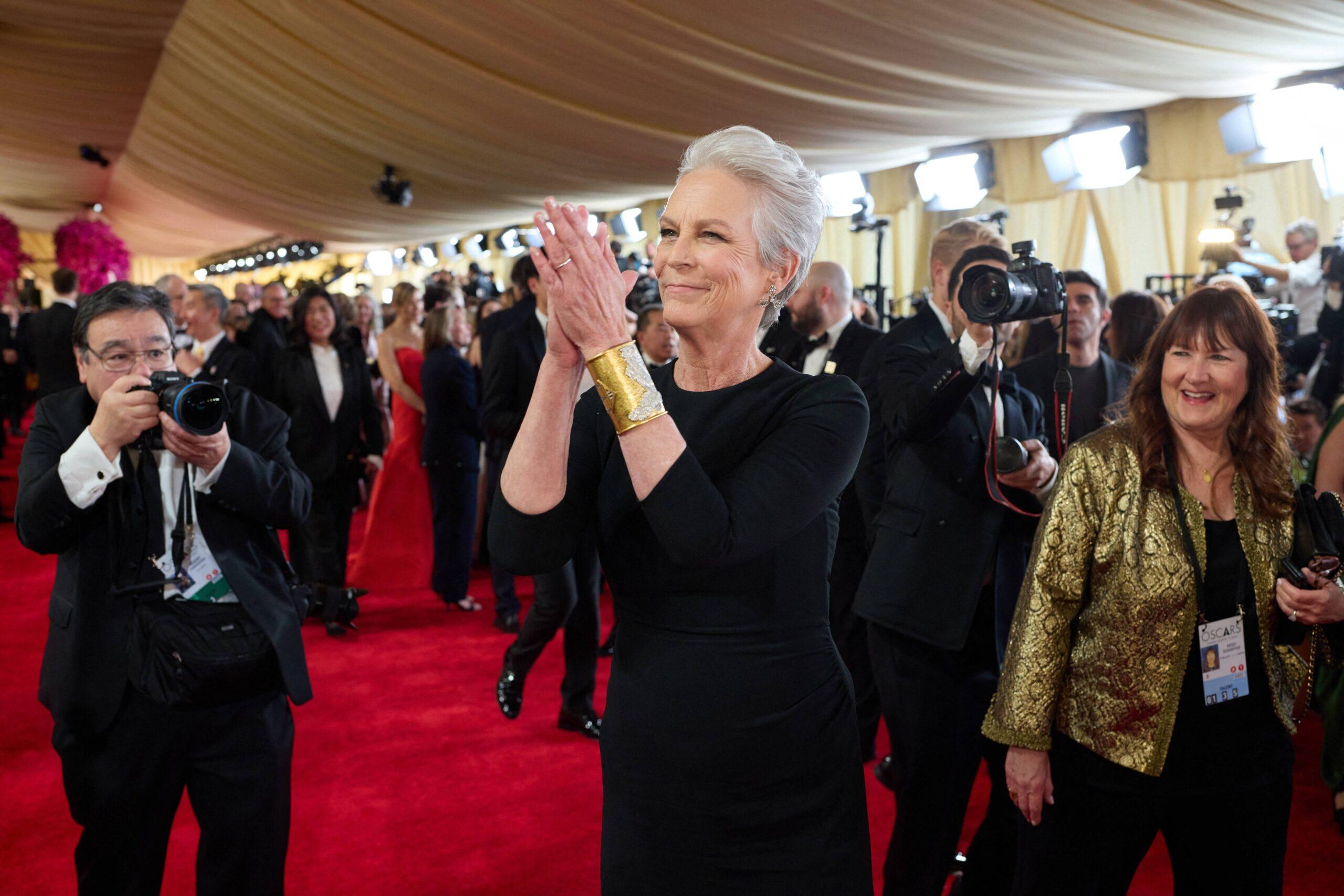 Jamie Lee Curtis on the red carpet of Oscars 2024