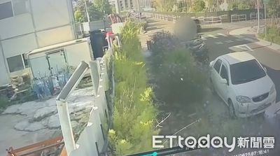 快訊／台中機車碰撞汽車！騎士噴飛慘死　肇事駕駛、乘客全落跑