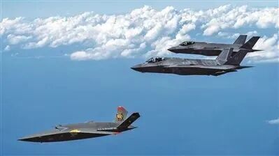 美XQ-58&ldquo;女武神&rdquo;无人机（左下）。图片来源：中国国防报