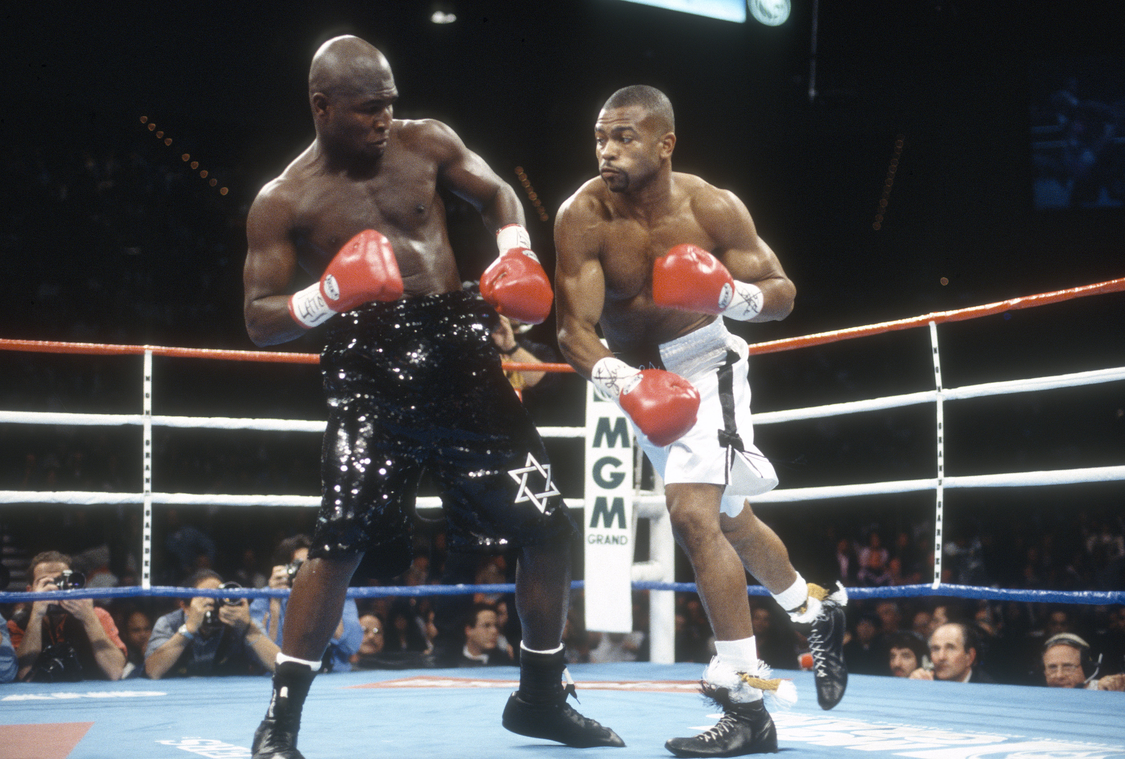 LAS VEGAS, NV - NOVEMBER 18: Roy Jones Jr. and James Toney fight for the IBF super middleweight titles on November 18, 1994 at the MGM Grand Garden Arena in Las Vegas, Nevada. Jones won the fight in 12 rounds with a unanimous decision. (Photo by Focus on Sport/Getty Images)