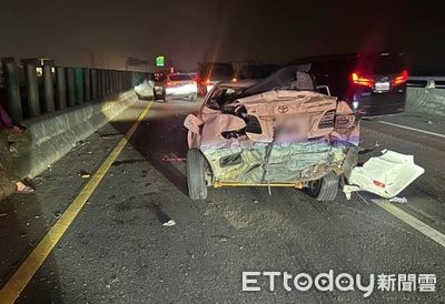 台66轎車撞護欄停路中　2貨車接連追撞1傷！現場慘狀曝