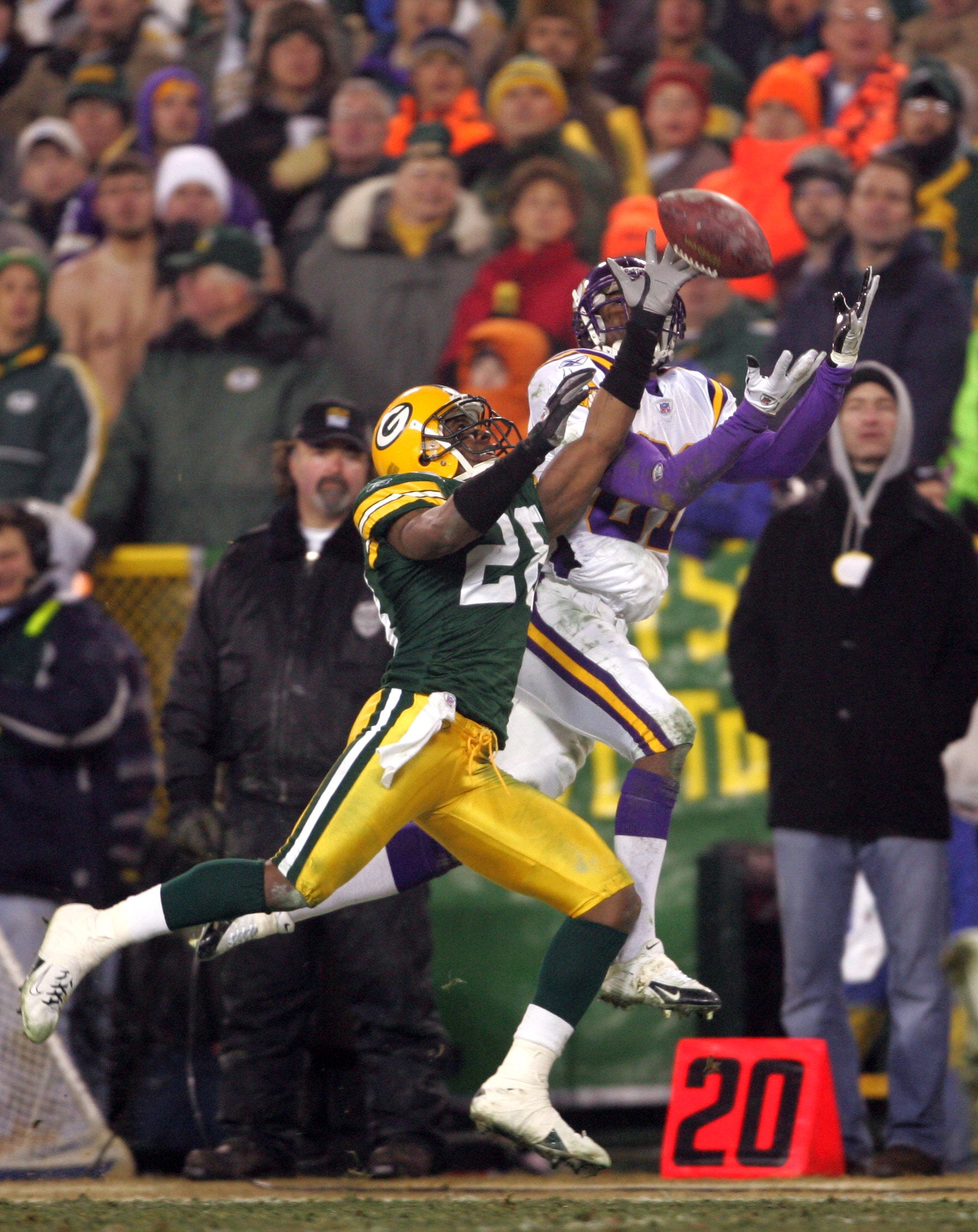 Minnesota Vikings wide receiver Nate Burleson makes the catch out of bounds over Green Bay Packers cornerback Ahmad Carroll.