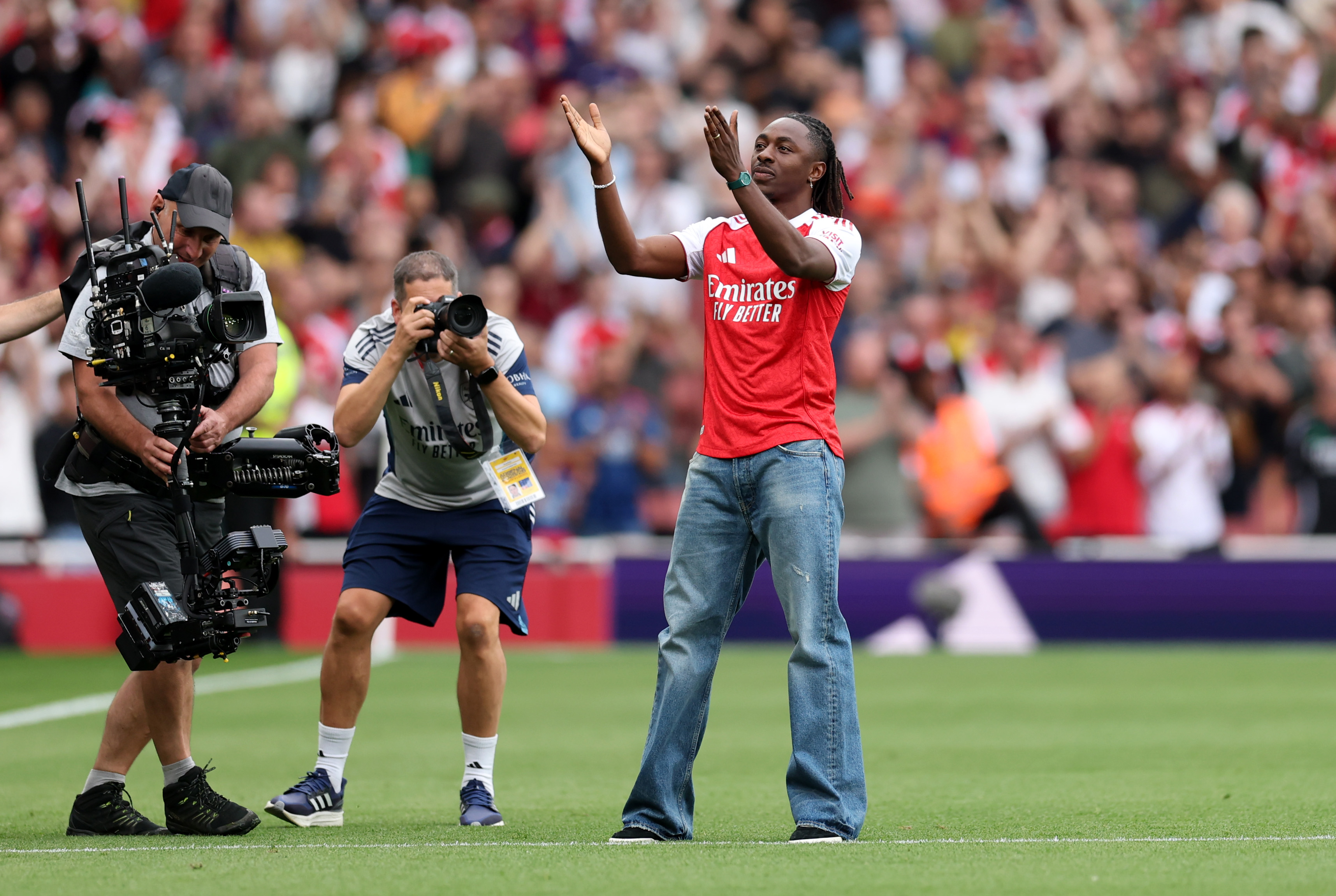 LONDON, ENGLAND - AUGUST 23: Eberechi Eze is presented to the fans prior to the Premier League match between Arsenal and Leeds United at Emirates Stadium on August 23, 2025 in London, England. (Photo by Julian Finney/Getty Images)